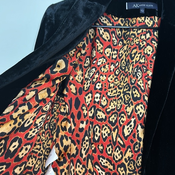 Anne Klein || Black Velvet Single Breasted Blazer with Leopard Print Lining; L - Picture 8 of 11